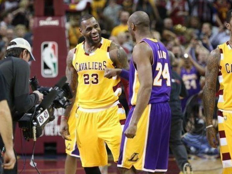 VIDEO: Kobe gets standing ovation from LeBron, Cavs in Cleveland ...