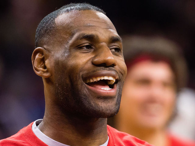 VIDEO: LeBron whips pass right at D'Angelo Russell's groin