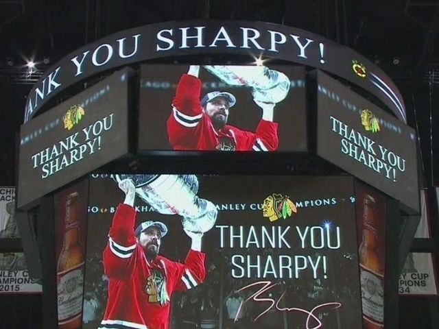 VIDEO: Patrick Sharp receives standing ovation in return to Chicago