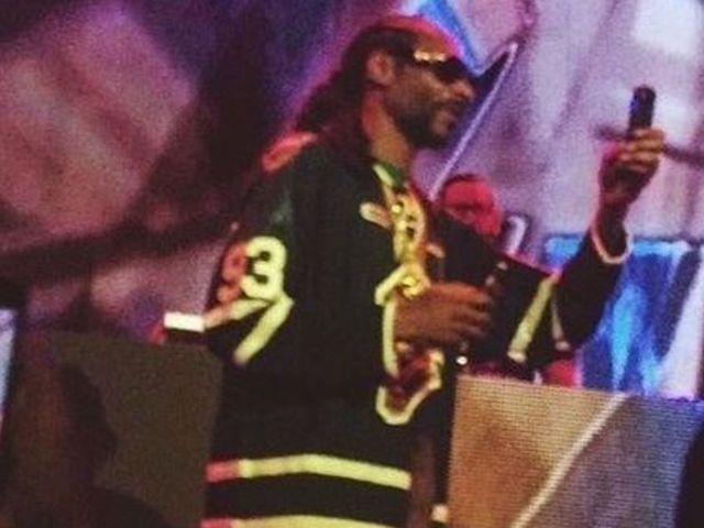 PHOTO: Snoop Dogg rocks Mitch Marner's No. 93 jersey at concert