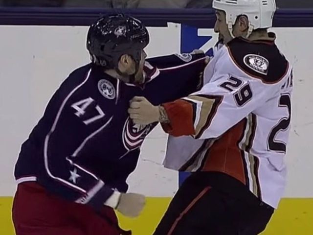 Report: Ducks' Stewart suffered broken jaw in fight Thursday