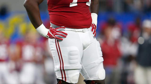 Alabama's Cam Robinson arrested on felony weapons charge