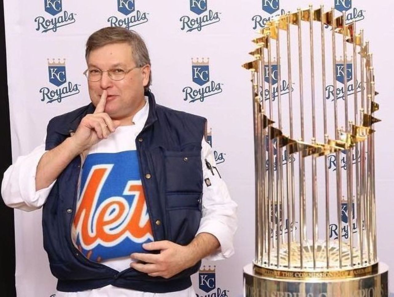 Mets fan sneaks a pic with Royals' World Series trophy