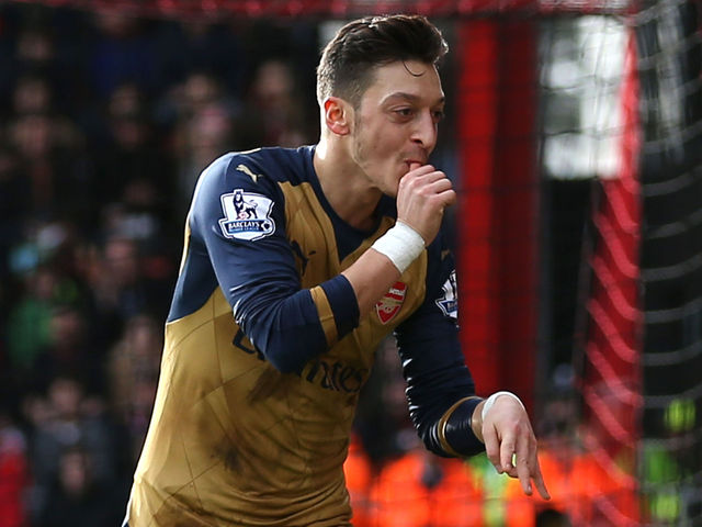 Report: Arsenal confident in re-signing Ozil despite Barcelona rumours