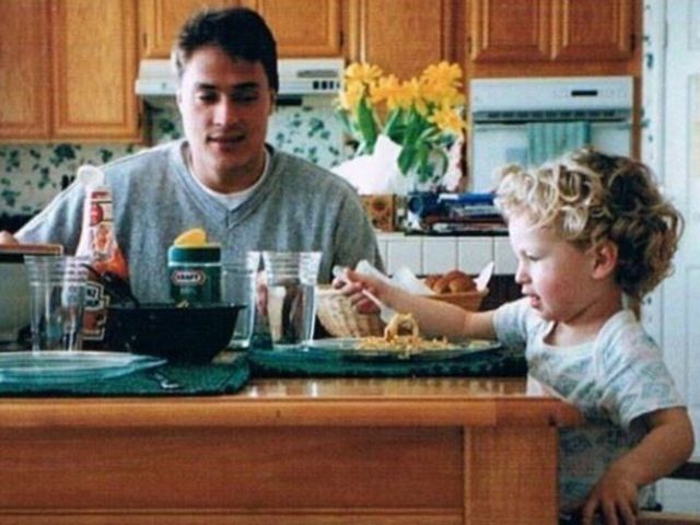 PHOTO: Teemu Selanne, pint-sized Brendan Leipsic eat pasta together