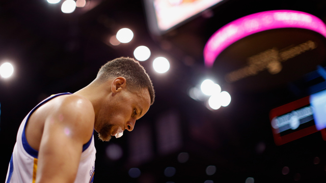 VIDEO: Curry runs away before seeing his three go in