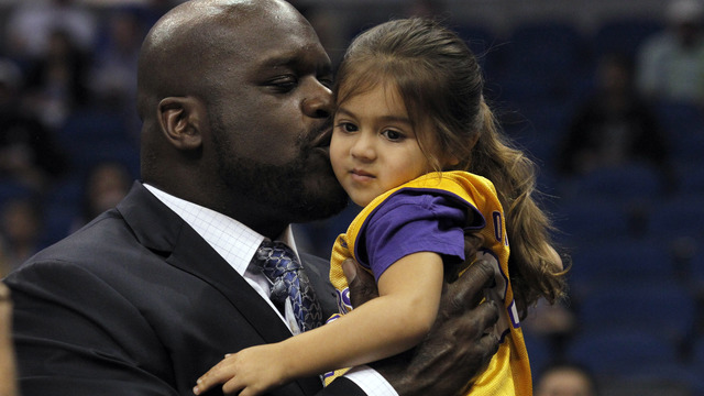 VIDEO: Shaq throws down two-handed dunk, wins bet with Barkley