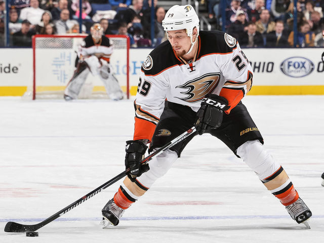 Ducks' Stewart to miss 4-8 weeks with broken jaw