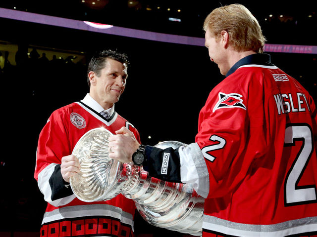 Hurricanes celebrate 2006 Cup win with dominant victory over Islanders