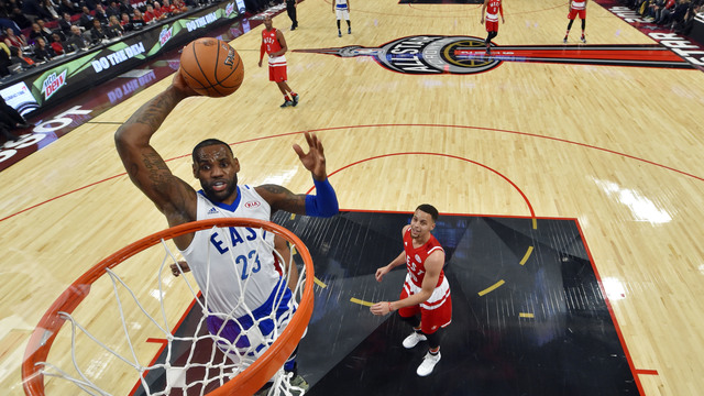 VIDEO: Wade sets up LeBron like good old days in Miami