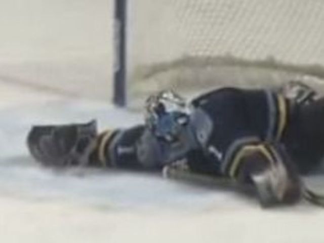 VIDEO: ECHL goalie makes incredible sprawling, behind-the-back glove save