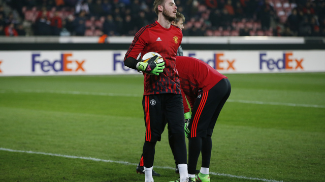 Manchester United's David De Gea injured in warm-up at Midtjylland