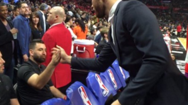 PHOTO: Blake Griffin slaps hands with Clippers staffer he punched