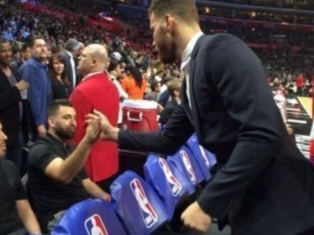 PHOTO: Blake Griffin slaps hands with Clippers staffer he punched