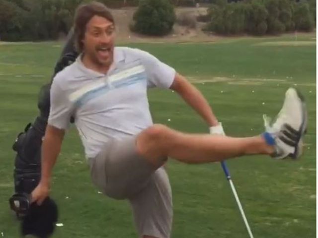VIDEO: Teemu Selanne pulls off nifty golf trick shot
