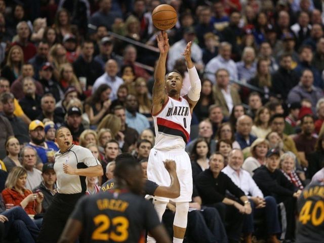 Lillard scores career-high 51 points in blowout win over Warriors