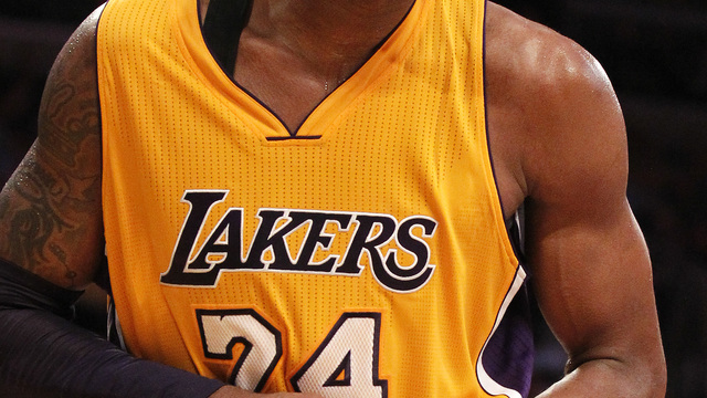 VIDEO: Fan grimaces as Kobe's dislocated finger popped back into place
