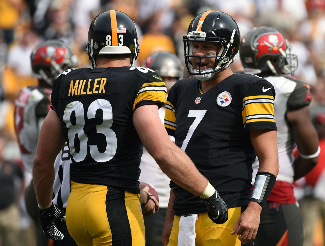 Watch: Roethlisberger honors retired Miller with jersey number