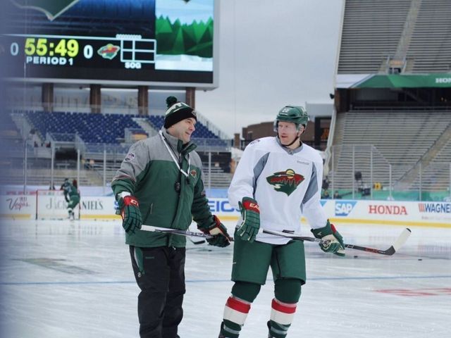 Wild, Blackhawks take practice outdoors for Stadium Series
