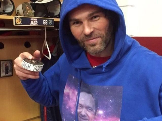 Panthers' Jagr earns 'Spacey in Space' sweater after historic night