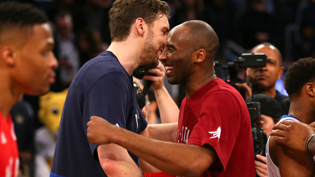 VIDEO: Gasol introduces Kobe in final game in Chicago