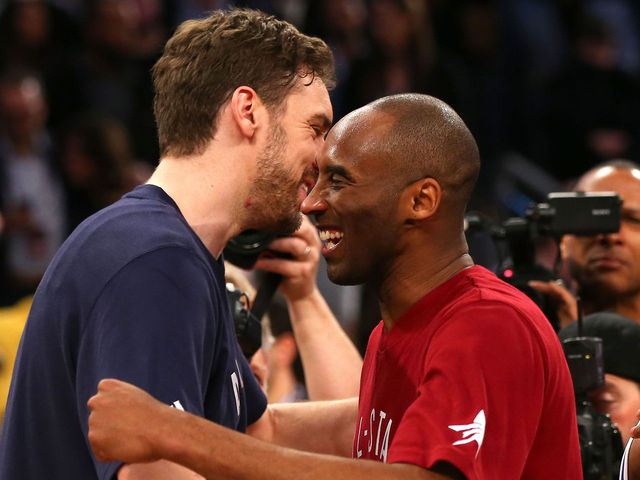 VIDEO: Gasol introduces Kobe in final game in Chicago