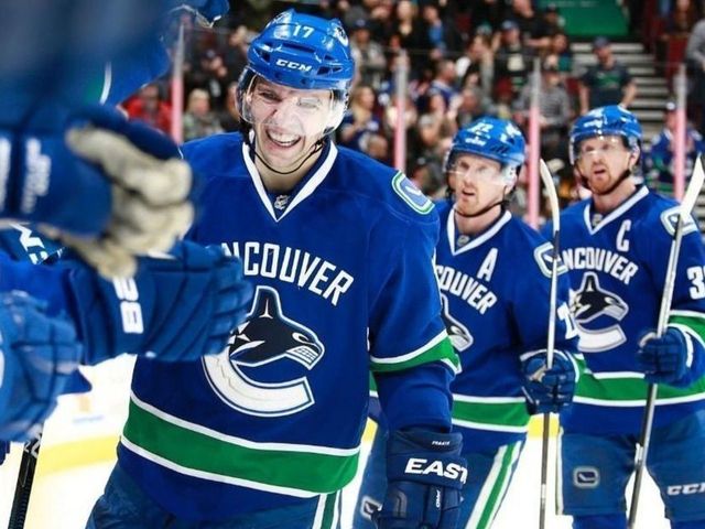 Canucks' Vrbata leaves game injured after ending goalless drought