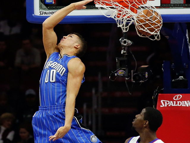 VIDEO: Gordon block leads to fast break, finishes with fancy flush