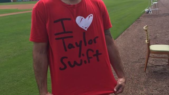 Rendon arrives to camp showing love for Taylor Swift
