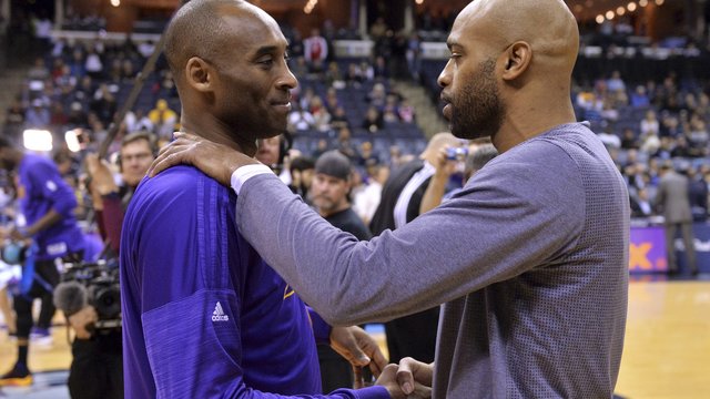 Kobe and Vince share a laugh in penultimate meeting