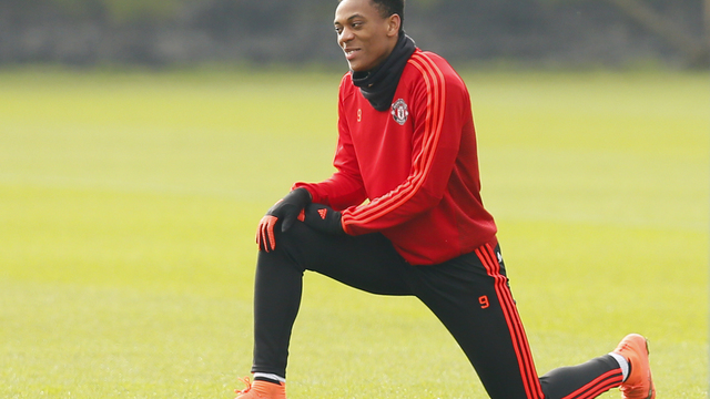 Anthony Martial suffers injury during warm-up; replaced by Marcus Rashford