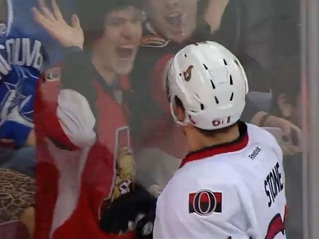 VIDEO: Mark Stone high-fives fan on the glass after shorthanded goal