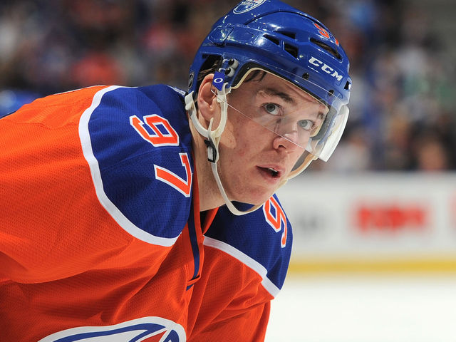 VIDEO: McDavid gets in on 2nd-period barrage