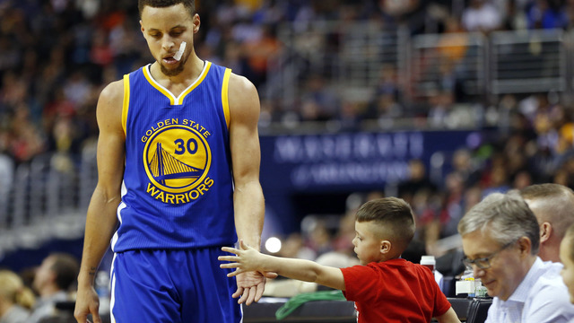 VIDEO: Someone finally managed to block a 3 from Steph Curry