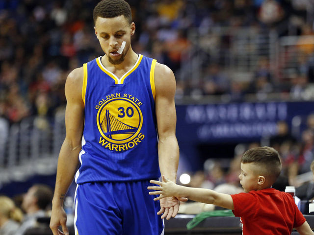 VIDEO: Someone finally managed to block a 3 from Steph Curry