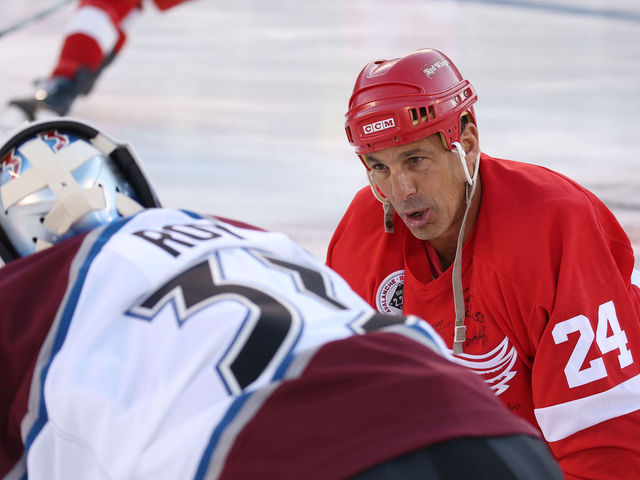 VIDEO: Chris Chelios boos back at Avalanche fans during alumni intros