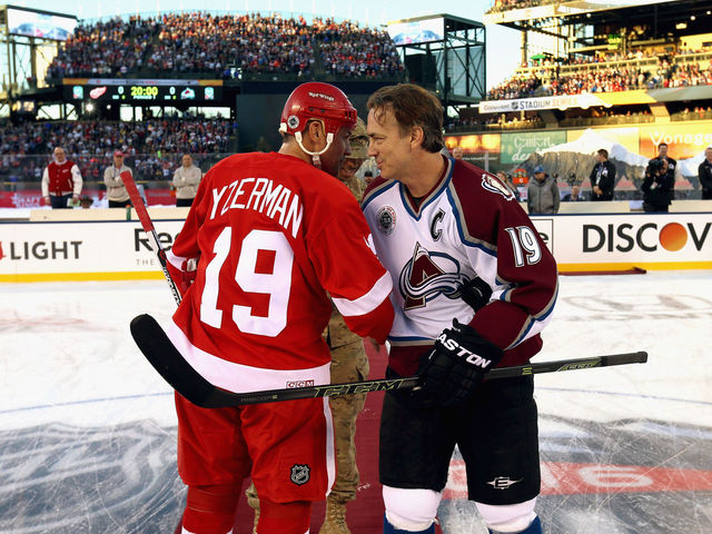 Yzerman, Sakic trade vintage goals at Stadium Series alumni game