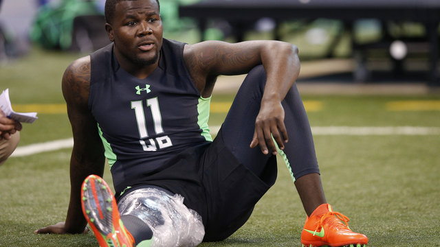 Bills' Cardale Jones hits reporter with hilariously errant pass at training camp
