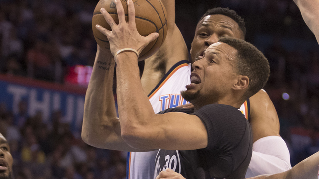 Curry returns to game vs. Thunder after rolling ankle