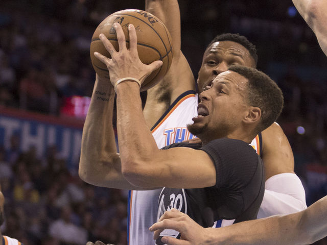 Curry returns to game vs. Thunder after rolling ankle