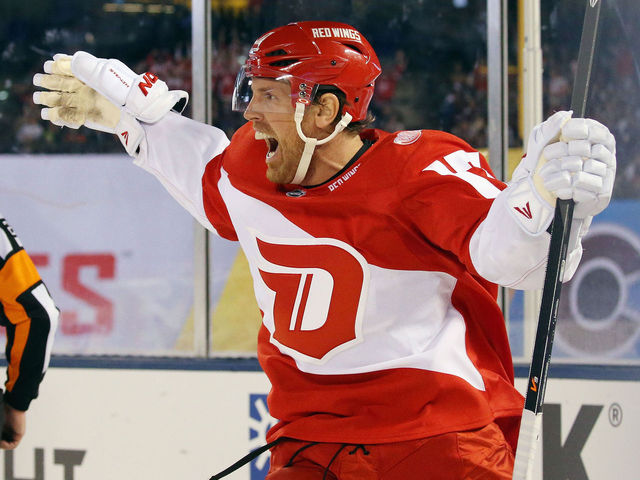Richards leads Red Wings over Avalanche in warmest outdoor game