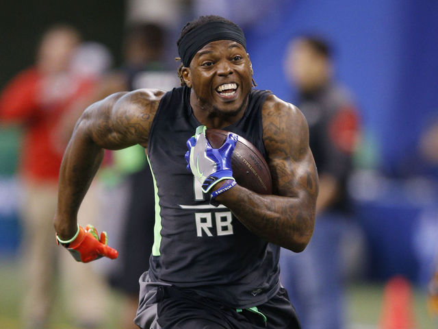 Watch: Derrick Henry shines in spotlight | theScore.com