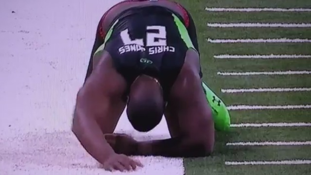 VIDEO: Chris Jones has wardrobe malfunction during 40-yard dash, hits the deck