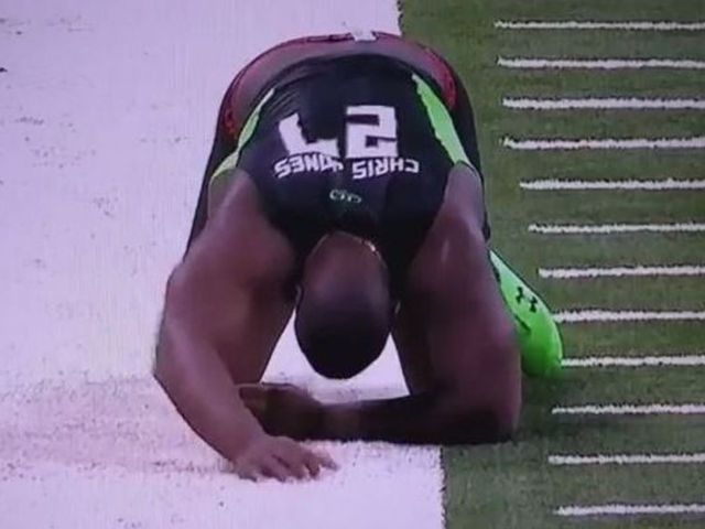 VIDEO: Chris Jones has wardrobe malfunction during 40-yard dash, hits the deck
