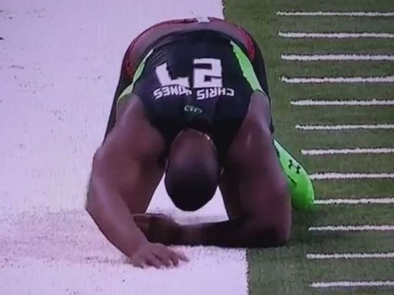 VIDEO Chris Jones has wardrobe malfunction during 40yard dash, hits the deck
