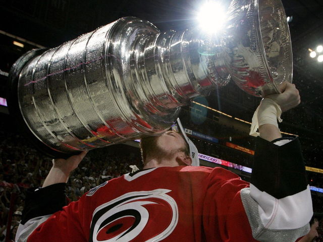 VIDEO: Hurricanes salute departed captain Eric Staal