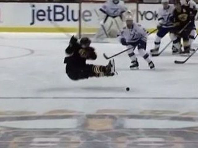 VIDEO: McQuaid's wipeout leads to Lightning 2-on-0, goal