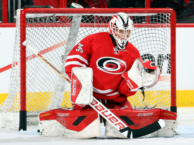 Hurricanes trade MacIntyre to Blackhawks for Robertson