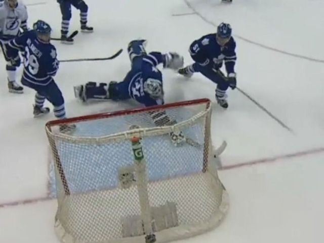 VIDEO: Maple Leafs' Sparks makes sprawling stick save