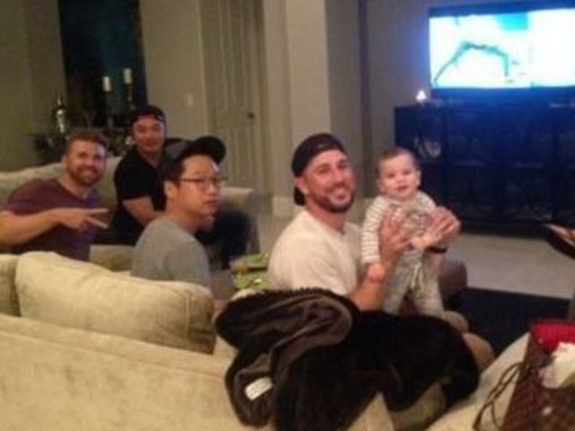Hughes, Twins teammates live tweet 'The Bachelor'